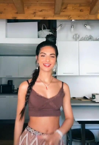 4. Cute Elisa Maino in Brown Crop Top