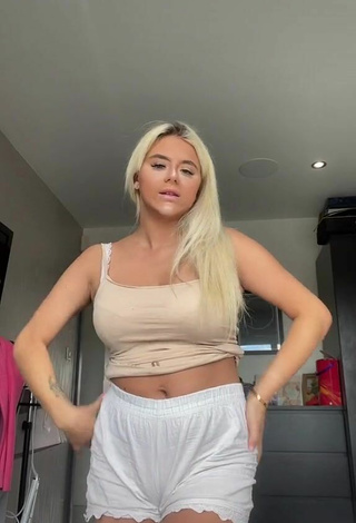 Sultry Mellbelle Shows Cleavage in Beige Crop Top