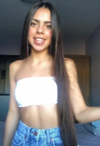 3. Sultry Niniva León Gil in White Tube Top