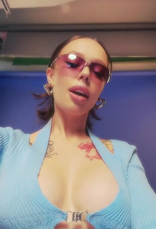 3. Titillating Instasamka Shows Cleavage (Side Boob)