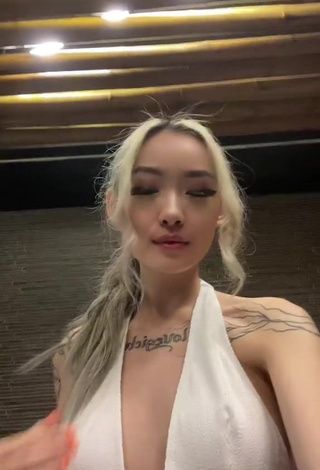 Sultry Itsjovynn Shows Cleavage (Side Boob)