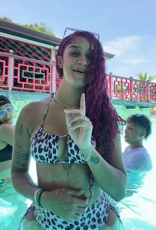 4. Seductive Jenny Camacho Shows Cleavage in Leopard Bikini at the Swimming Pool (Side Boob)