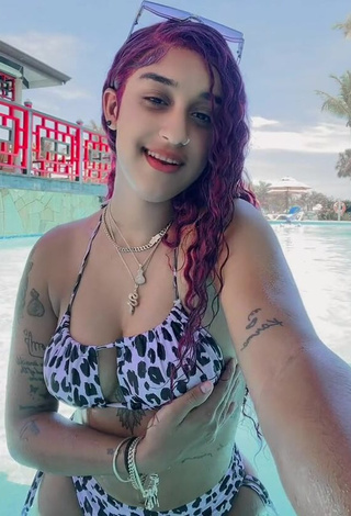 2. Sweet Jenny Camacho Shows Cleavage in Cute Leopard Bikini Top at the Swimming Pool (Side Boob)