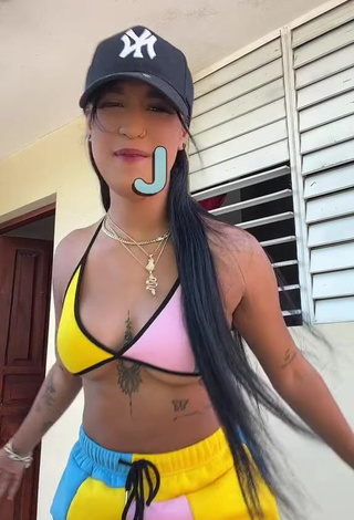 3. Amazing Jenny Camacho Shows Cleavage in Hot Bikini Top (Underboob)