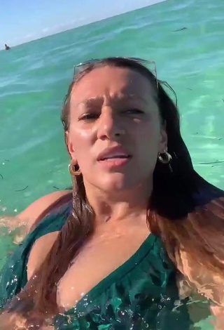 Sultry Jessica Ortiz Shows Cleavage in Bikini Top in the Sea