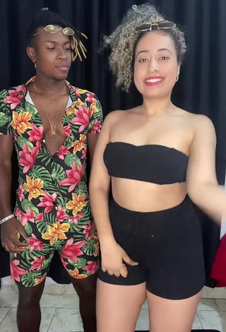 Luscious Jordan e Mel Shows Cleavage in Black Tube Top