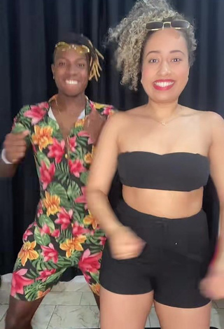 6. Luscious Jordan e Mel Shows Cleavage in Black Tube Top