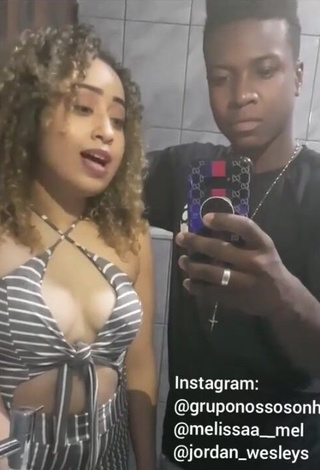 Wonderful Jordan e Mel Shows Cleavage (Side Boob)