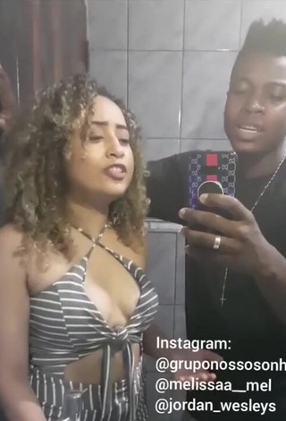 4. Wonderful Jordan e Mel Shows Cleavage (Side Boob)