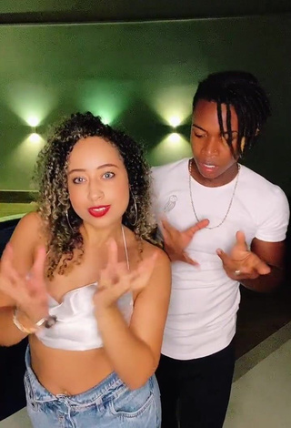 4. Beautiful Jordan e Mel Shows Cleavage in Sexy White Crop Top