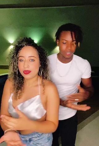 6. Beautiful Jordan e Mel Shows Cleavage in Sexy White Crop Top