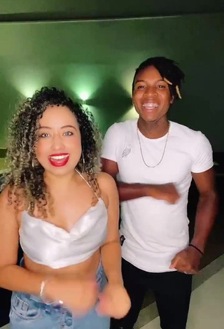 Cute Jordan e Mel Shows Cleavage in White Crop Top