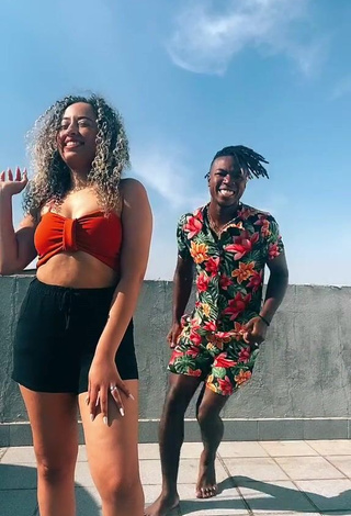 Sultry Jordan e Mel Shows Cleavage in Red Tube Top