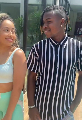 Sexy Jordan e Mel Shows Cleavage in Crop Top