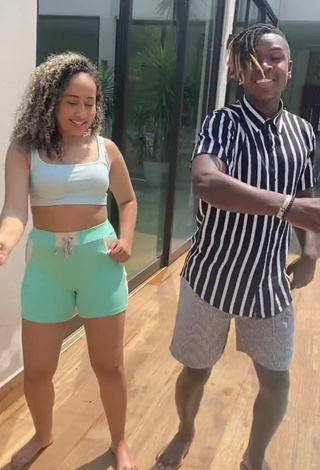 3. Sexy Jordan e Mel Shows Cleavage in Crop Top