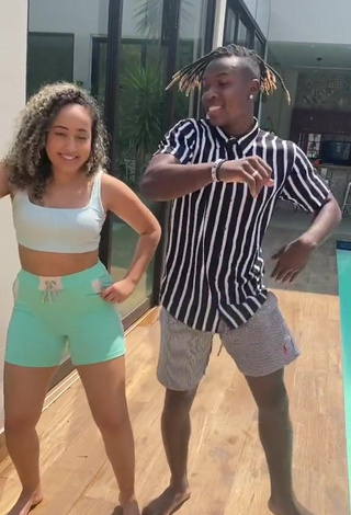 4. Sexy Jordan e Mel Shows Cleavage in Crop Top