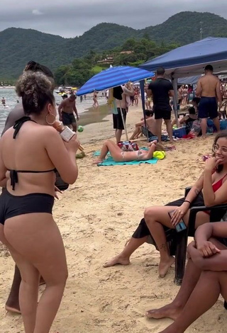 3. Sultry Jordan e Mel in Thong at the Beach