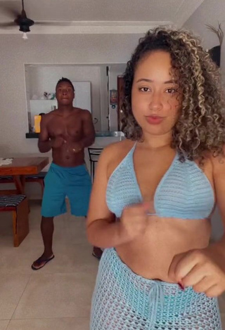 4. Sexy Jordan e Mel Shows Cleavage in Blue Bikini Top (Side Boob)