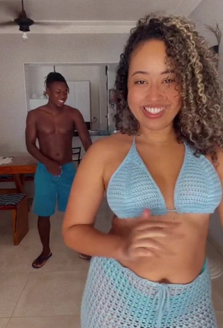 5. Sexy Jordan e Mel Shows Cleavage in Blue Bikini Top (Side Boob)