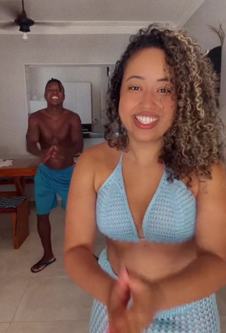 6. Sexy Jordan e Mel Shows Cleavage in Blue Bikini Top (Side Boob)