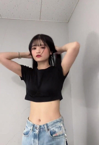 Sultry Kagei Hina in Black Crop Top