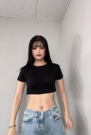 3. Sultry Kagei Hina in Black Crop Top