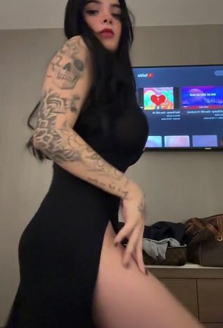 5. Beautiful Karely Ruiz Shows Butt while Twerking (Side Boob)