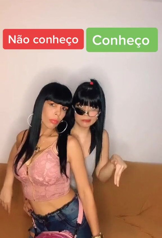 Hot Kérollen e Nancy Shows Cleavage