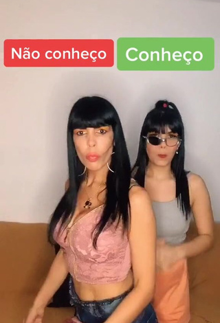 3. Hot Kérollen e Nancy Shows Cleavage