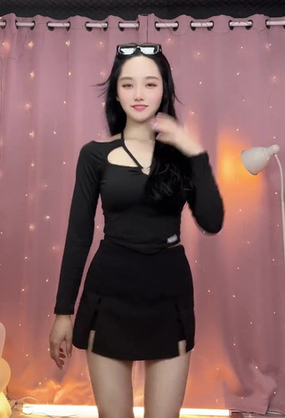 Lovely Yu Baek-hap Shows Cleavage in Black Crop Top