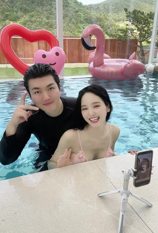 Alluring Yu Baek-hap Shows Cleavage in Erotic Bikini Top at the Swimming Pool