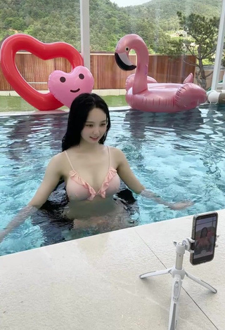 3. Alluring Yu Baek-hap Shows Cleavage in Erotic Bikini Top at the Swimming Pool