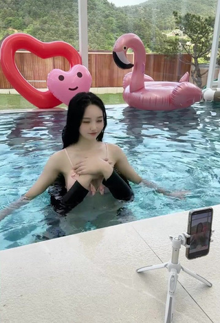 5. Alluring Yu Baek-hap Shows Cleavage in Erotic Bikini Top at the Swimming Pool