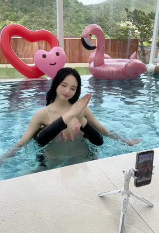 6. Alluring Yu Baek-hap Shows Cleavage in Erotic Bikini Top at the Swimming Pool