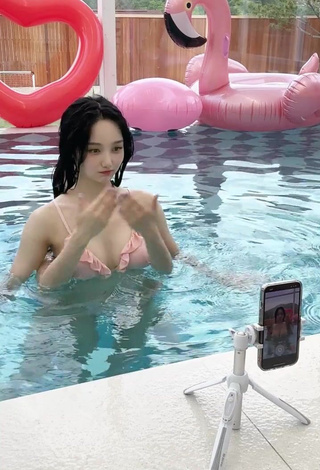 4. Hottest Yu Baek-hap Shows Cleavage in Bikini Top at the Swimming Pool