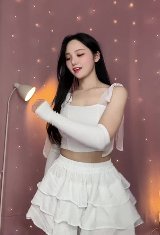 2. Pretty Yu Baek-hap Shows Cleavage in White Crop Top