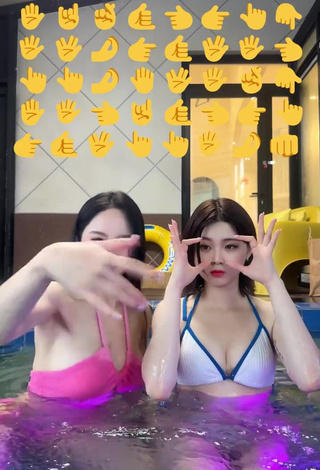 3. Beautiful Yu Baek-hap Shows Cleavage in Sexy Pink Bikini Top at the Swimming Pool