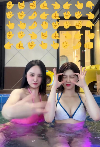 4. Beautiful Yu Baek-hap Shows Cleavage in Sexy Pink Bikini Top at the Swimming Pool