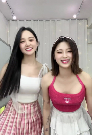 Hottest Yu Baek-hap Shows Cleavage in White Crop Top