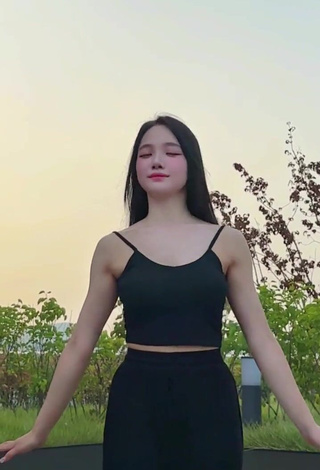 Sweet Yu Baek-hap Shows Cleavage in Cute Black Crop Top