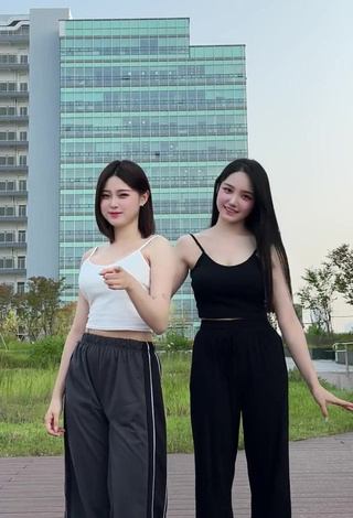 Erotic Yu Baek-hap Shows Cleavage in Black Crop Top