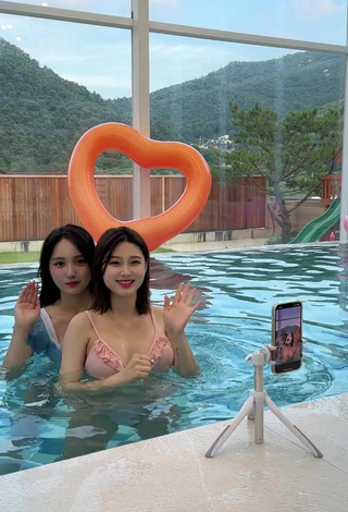 Cute Yu Baek-hap Shows Cleavage in Bikini Top at the Pool