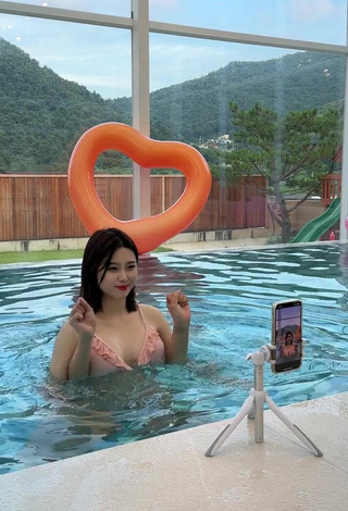 2. Cute Yu Baek-hap Shows Cleavage in Bikini Top at the Pool