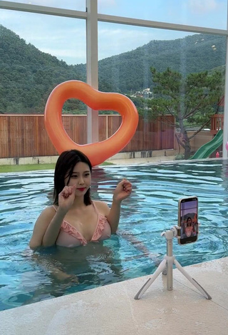 3. Cute Yu Baek-hap Shows Cleavage in Bikini Top at the Pool