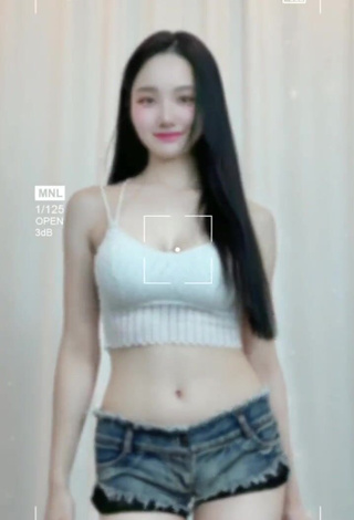 Hottie Yu Baek-hap Shows Cleavage in White Crop Top