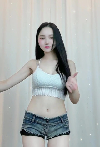 6. Hottie Yu Baek-hap Shows Cleavage in White Crop Top