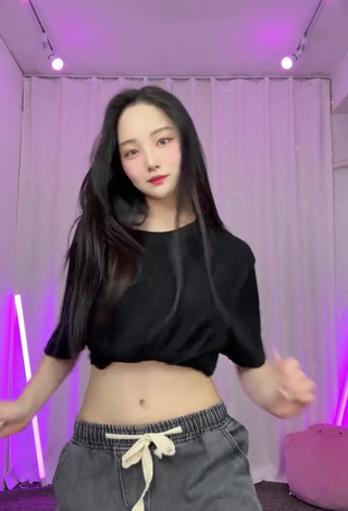 4. Hot Yu Baek-hap in Black Crop Top