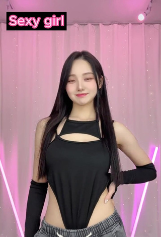 Sultry Yu Baek-hap Shows Cleavage in Black Bodysuit