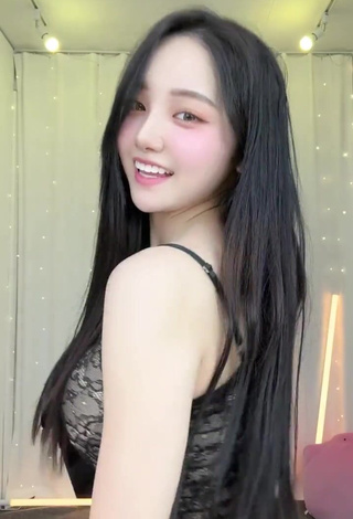 Sexy Yu Baek-hap Shows Cleavage in Black Crop Top