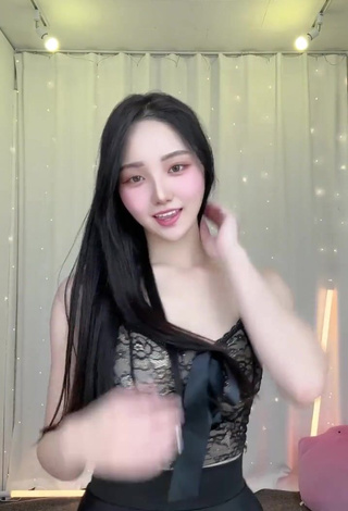 2. Sexy Yu Baek-hap Shows Cleavage in Black Crop Top